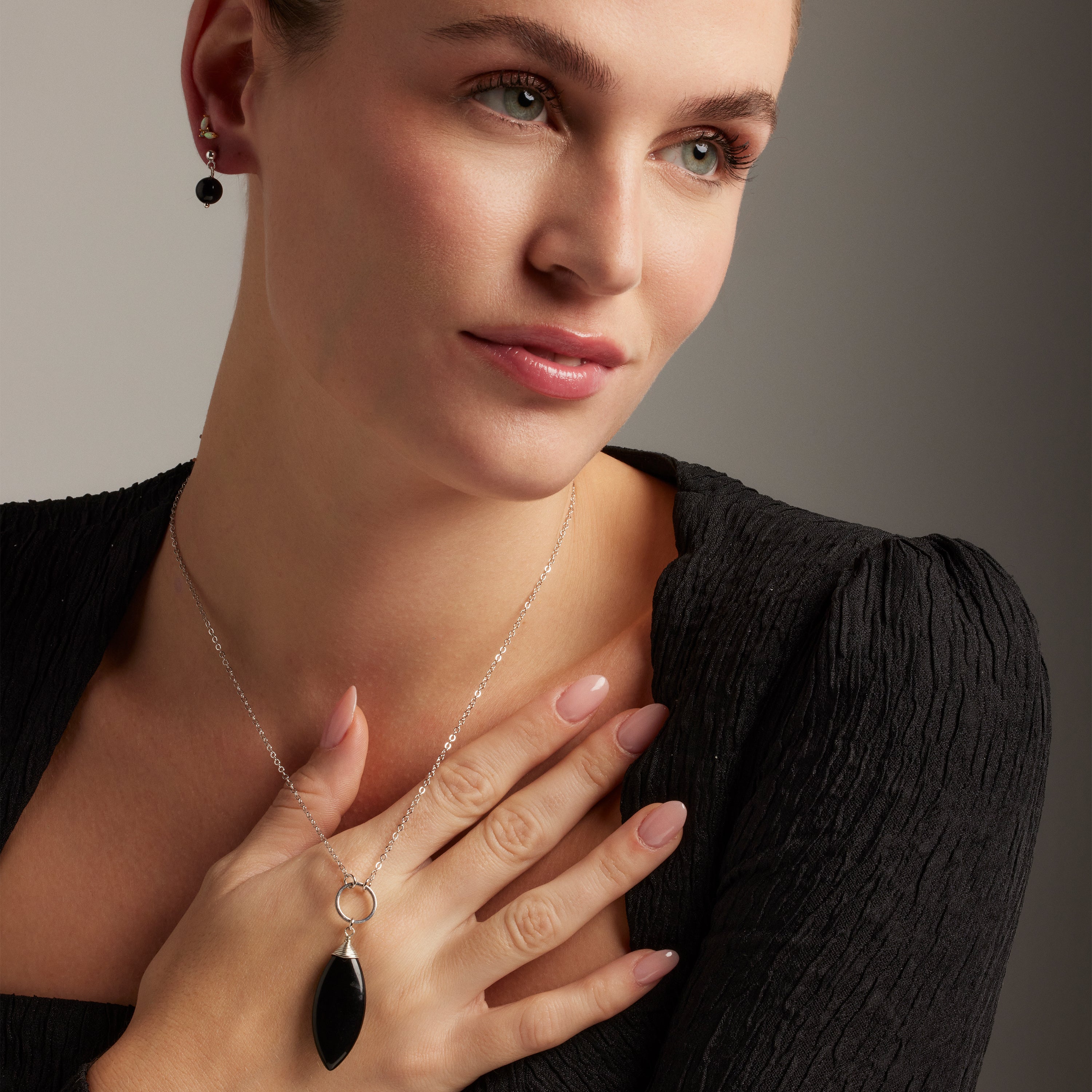 Rhodium-finished Onyx Necklace - Ayom