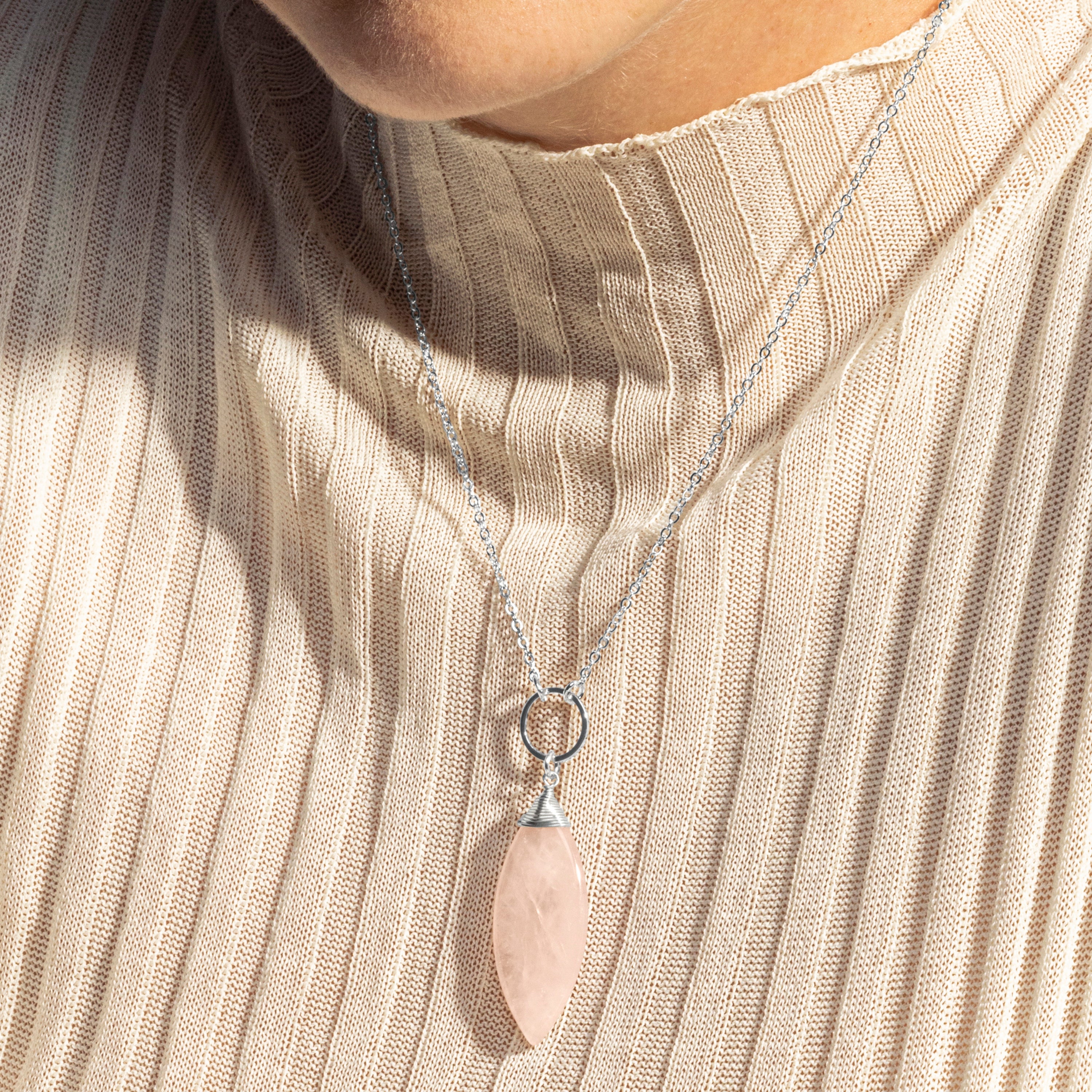 Collar de Cuarzo Rosa acabado en rodio - Ayom