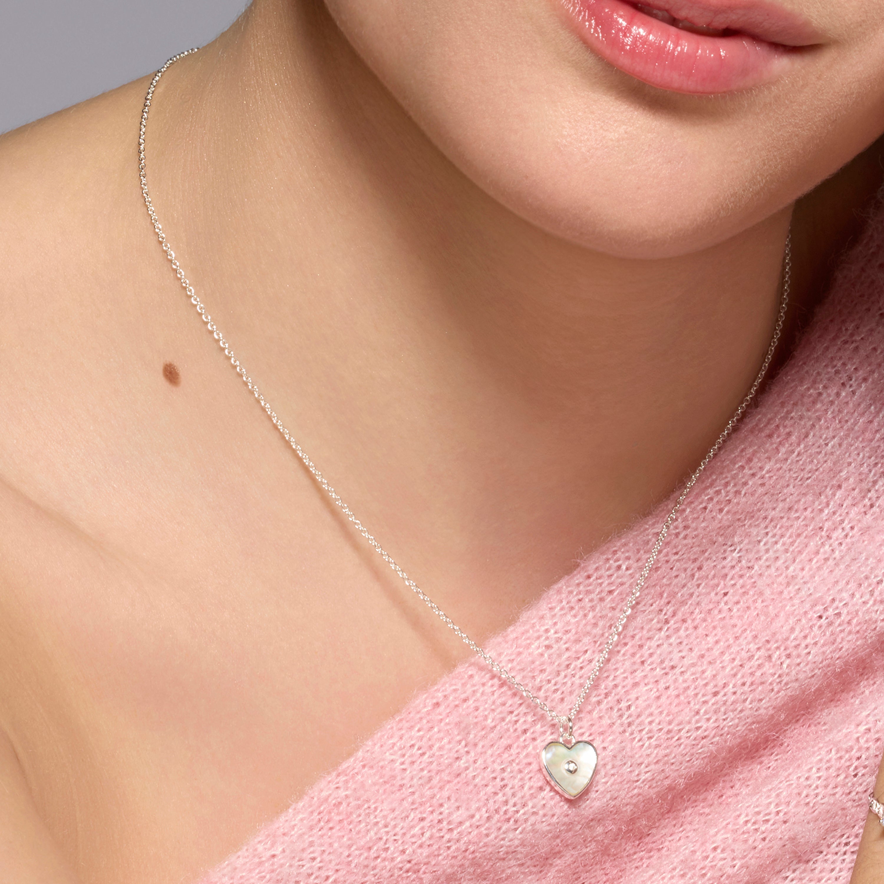 Collier finition argent et nacre blanche - Cœur