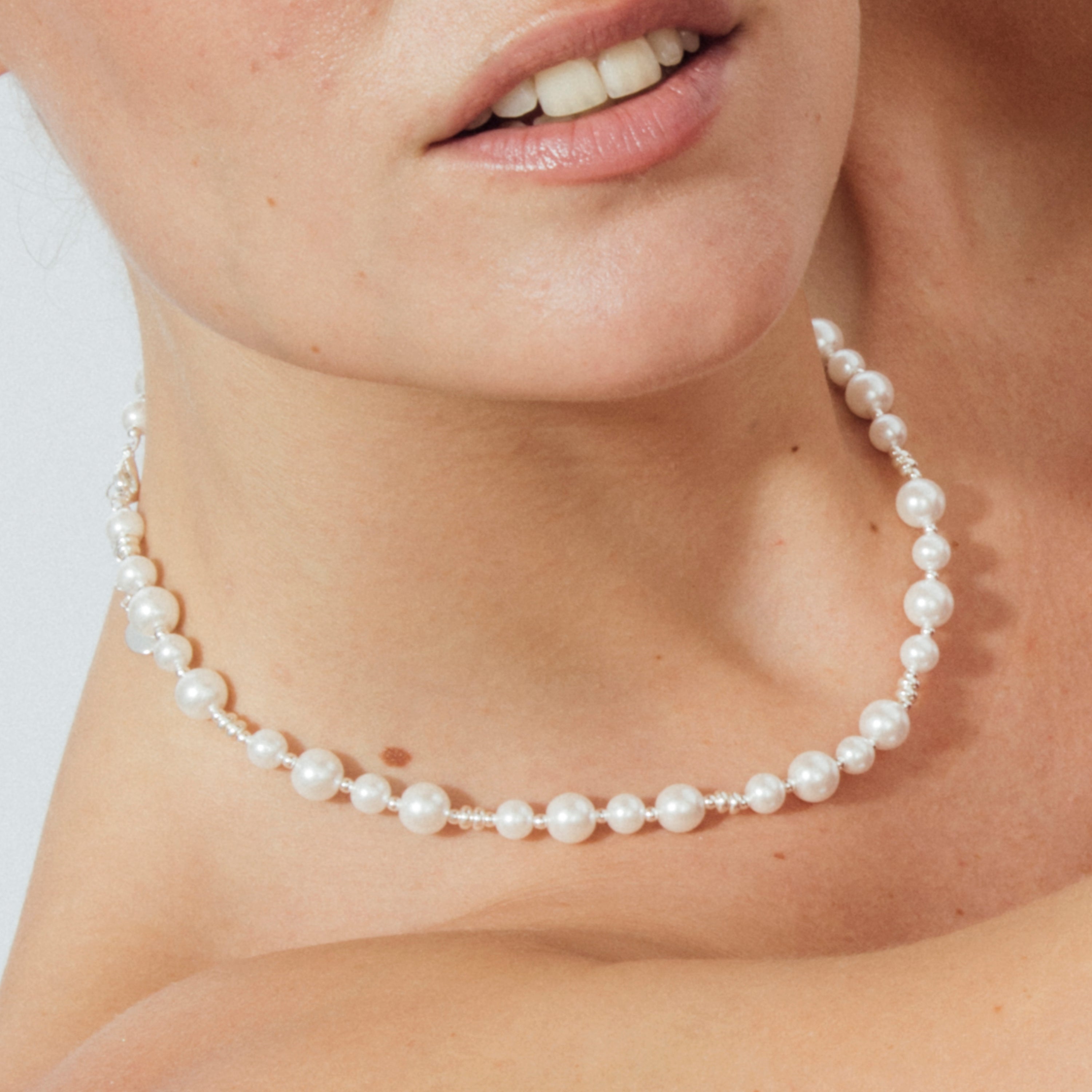 Weiße Perlenkette mit Rhodium-Finish - Akio