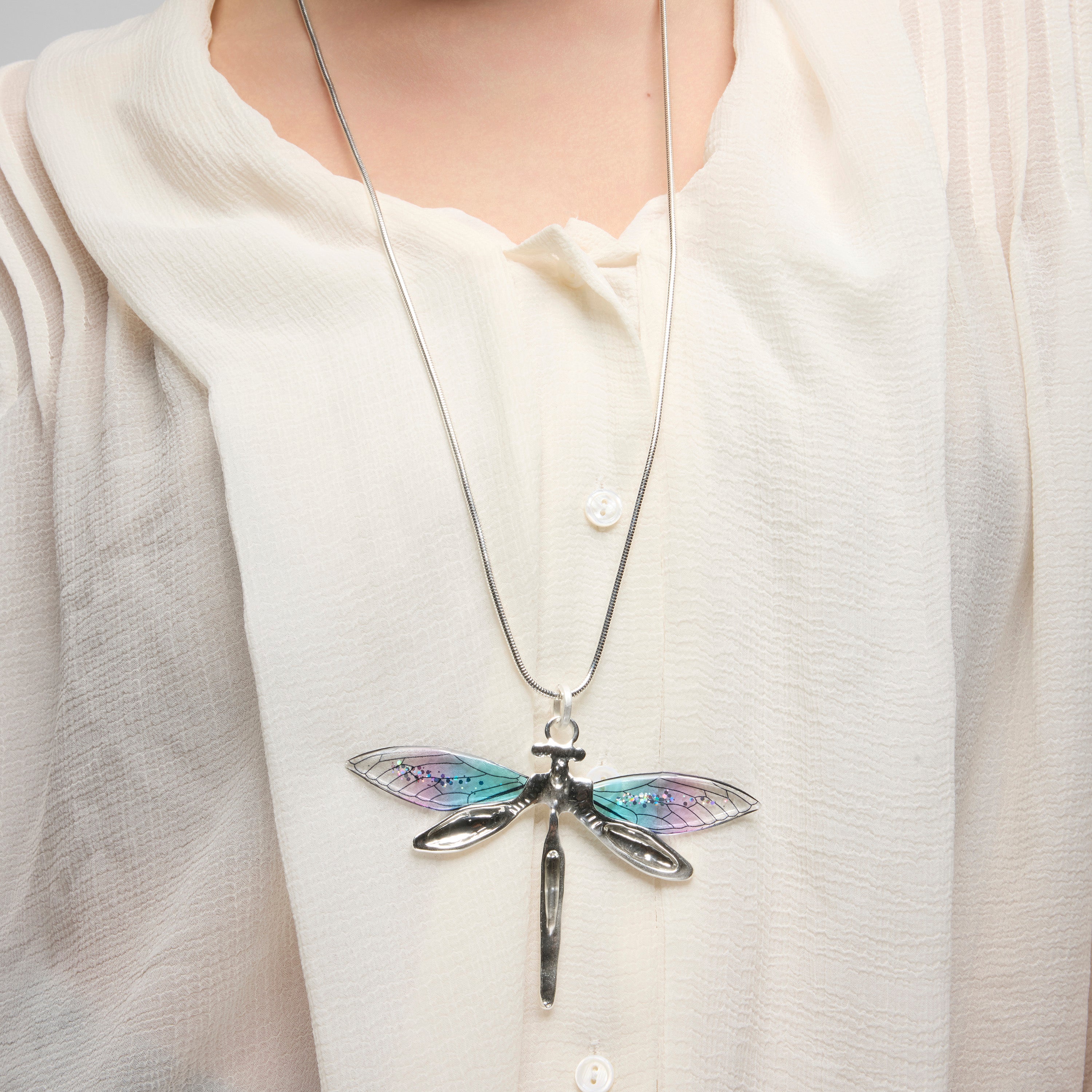 Halskette mit Silberfinish und grauem Harz - Rebi