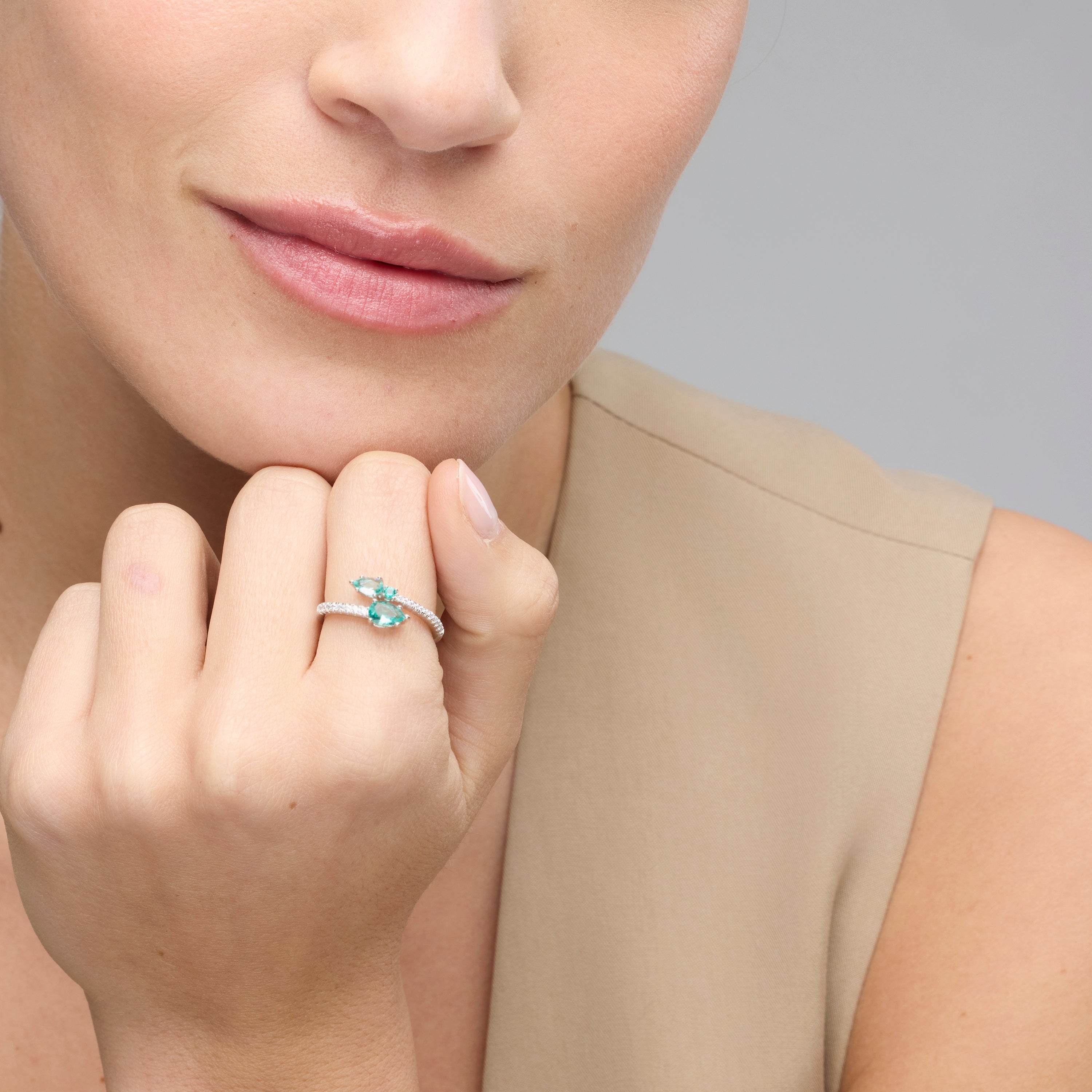 Anillo de Plata de Ley 925 y Cuarzo Hidrotermal Verde Paraiba acabado rodio - Blia