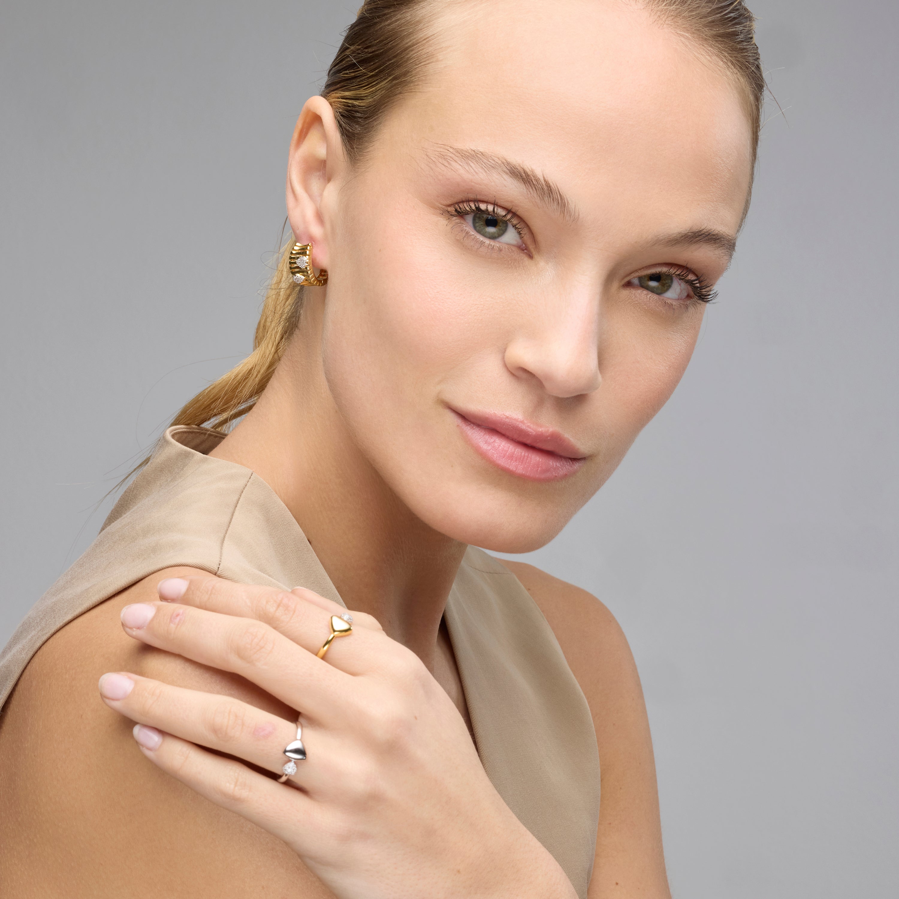 925er Silberring mit glänzenden Zirkonia, vergoldet mit 18k Gelbgold - Pesha